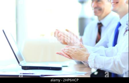Immagine ritagliata del personale aziendale che stringe le mani durante la riunione in ufficio Foto Stock