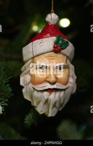 Primo piano di un Babbo Natale maschera appeso su un albero di Natale Foto Stock