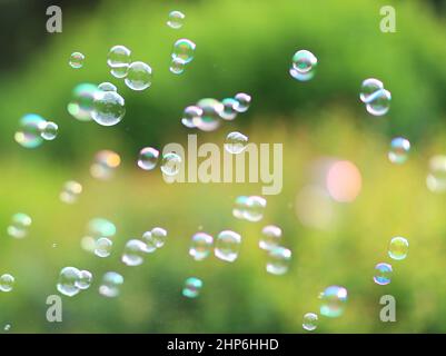 L'arcobaleno bolle dal ventilatore di bolle Foto Stock