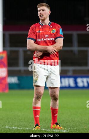 Limerick, Irlanda. 18th Feb 2022. Ben Healy di Munster durante la partita United Rugby Championship Round 12 tra Munster Rugby e Edinburgh Rugby al Thomond Park di Limerick, Irlanda, il 18 febbraio 2022 (Foto di Andrew Surma/ Credit: Sipa USA/Alamy Live News Foto Stock