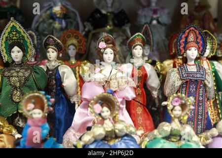 Bambole in abiti nazionali russi come souvenir Foto Stock