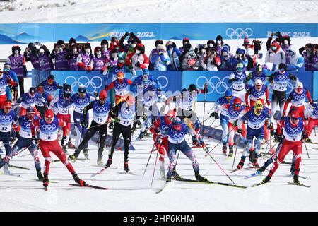 Zhangjiakou, Cina. 19th Feb 2022. Olimpiadi, sci nordico/sci di fondo, 50 km di partenza di massa freestyle, uomini, al National Cross-Country Sci Center, i corridori iniziano. A causa dei forti venti e del freddo intenso, la corsa di sci di fondo di 50 km è stata ridotta a 30 km. Credit: Daniel Karmann/dpa/Alamy Live News Foto Stock