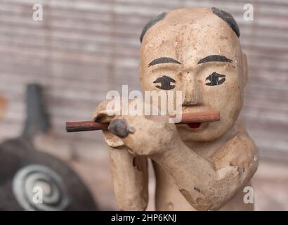 Giocatore di flauto di bambola di legno Foto Stock