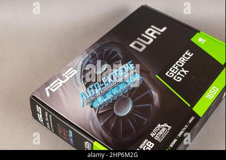 Scheda grafica ASUS GFORCE GTX 1650 su sfondo grigio. Componenti moderni del computer. Ucraina, Nikolaev - 02 09 2022 Foto Stock