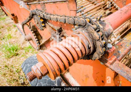 Ingranaggio a molla e vecchia catena in olio sul meccanismo di vecchio apparato rurale Foto Stock