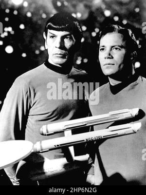 Foto pubblicitaria di Leonard Nimoy e William Shatner come MR. Sock e Captain Kirk dal programma televisivo Star Trek ca. 1968 Foto Stock