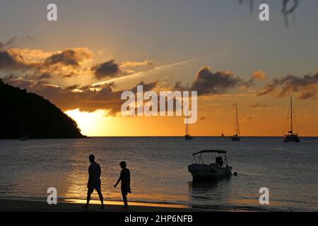 Spiaggia di Reduit al tramonto, con Monte Pimard oltre, Rodney Bay, Gros Islet, Santa Lucia, Windward Islands, Antille minori, Antille Occidentali, Mar dei Caraibi Foto Stock