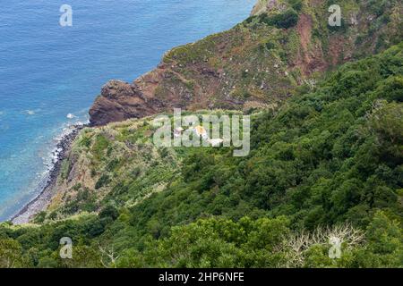 MADEIRA, PORTOGALLO - 21 AGOSTO 2021: Si tratta di un frammento della costa rocciosa settentrionale dell'isola con un'unica tenuta di campagna sulla scogliera. Foto Stock