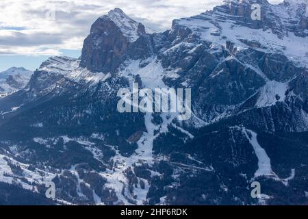 Cortina D'ampezzo. 24th giugno 2019. Foto scattata il 18 febbraio 2022 mostra lo scenario di Cortina d'Ampezzo in Italia. Le città italiane di Milano e Cortina d'Ampezzo sono state nominate ospiti dei Giochi Olimpici invernali 2026 durante la sessione 134th del Comitato Olimpico Internazionale (CIO) del 24 giugno 2019. I Giochi Olimpici invernali 2026 saranno la terza volta che l'Italia ospiterà le Olimpiadi invernali, dopo Torino nel 2006 e Cortina d'Ampezzo nel 1956. Credit: Liu Yongqiu/Xinhua/Alamy Live News Foto Stock