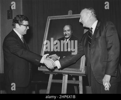 A sinistra: Frank J. Rauscher, Jr., pH.D., ex direttore, direttore del National Cancer Institute da maggio 1972 a novembre 1976 e Carl Gwin Baker, M.D., ex direttore, direttore del National Cancer Institute da luglio 1970 a maggio 1972 al ritratto che svela per il Dr. Baker ca. Gennaio 1973 Foto Stock