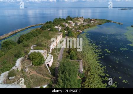 Vista delle posizioni di artiglieria del primo Forte Nord in una giornata di agosto soleggiata (vista aerea). Kronstadt, Russia Foto Stock