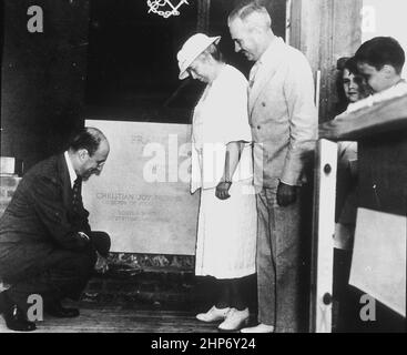 Segretario del Tesoro, Henry Morgenthau esercita la cazzuola durante la posa della pietra angolare per gli Istituti nazionali di Salute, edificio 6 del National Cancer Institute il 24 giugno 1939. La sig.ra Luke Wilson, il cui marito, una vittima del cancro, ha donato la terra per l'edificio, e il Dr. Thomas Parron, il chirurgo generale del Servizio sanitario pubblico degli Stati Uniti, guardano sopra. CA. Giugno 1939 Foto Stock