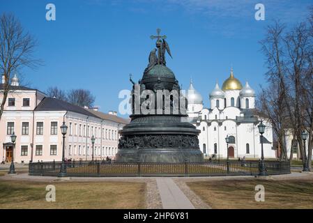 VELIKY NOVGOROD, RUSSIA - 13 APRILE 2016: Monumento 'millennio della Russia' (1862) nel Cremlino di Veliky Novgorod in un giorno di aprile soleggiato Foto Stock