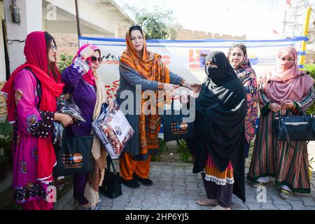 HARNAI-PAKISTAN, Feb 18-2022: Commissione Nazionale Presidente sullo status delle donne la Signora Nelofer Bakhtiar distribuendo kit di igiene tra le donne terremotate effettuate nel distretto di Harnai. Foto Stock