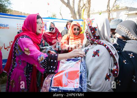 HARNAI-PAKISTAN, Feb 18-2022: presidente provinciale di PTI Wing Balochistan Miss. Zulekha Aziz Mandokhail distribuzione di beni di soccorso tra le donne sismiche effettuate nel distretto di Harnai. Foto Stock