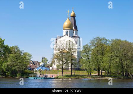 Chiesa del Santo Primate Apostoli Pietro e Paolo sulla riva del lago di Sestroretsky Razliv in un giorno di maggio soleggiato. Sestroretsk, Russia Foto Stock