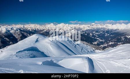 Sul Monte Zoncolan, alpi Carniche dopo una grande nevicata. Provincia di Udine, regione Friuli-Venezia Giulia, Italia Foto Stock