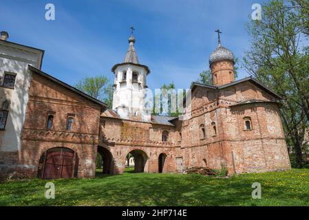 L'antica Chiesa dell'Annunciazione in un soleggiato giorno di maggio. Veliky Novgorod, Russia Foto Stock