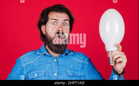 Nuova idea creativa. Innovazione, brainstorming, ispirazione e concetti di soluzione. Uomo sorpreso con lampadina. Foto Stock