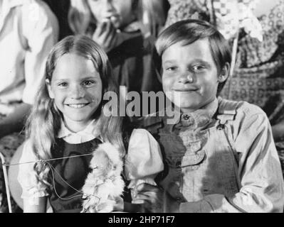 Foto pubblicitaria di attori americani bambini, Elizabeth Cheshire e Lance Kerwin che promuovono i loro ruoli nella serie televisiva della NBC The Family Holvak Foto Stock