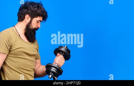 Forte uomo di Dearded che solleva manubri. Fitness muscolare maschile facendo esercizi con dumbbell a bicipite. Foto Stock