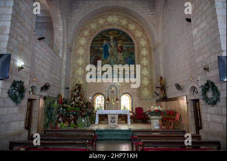 Altare e interno della chiesa di San Giovanni Battista a Madaba, Giordania Foto Stock