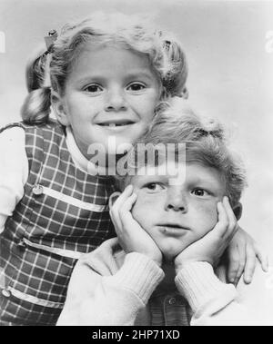 Foto pubblicitaria di attori bambini americani, Anissa Jones e Johnny Whitaker promuovere la serie commedia CBS Family Affair, circa 1967 Foto Stock