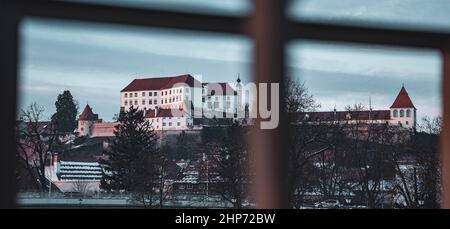 Vista panoramica degli splendidi edifici con tetti rossi in inverno Foto Stock