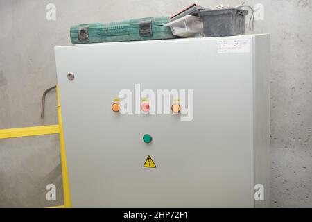 Quadro di controllo elettrico. Porta chiusa con indicatori. Foto Stock