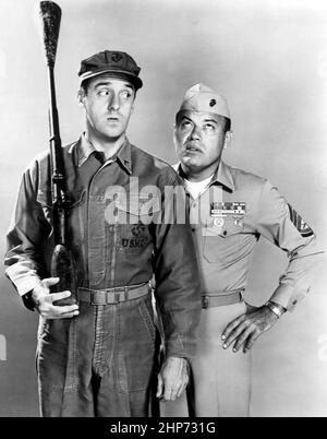 Foto pubblicitaria di Jim Nabors come Gomer Pyle e Frank Sutton come Sgt. Carter dal programma televisivo Gomer Pyle USMC Foto Stock