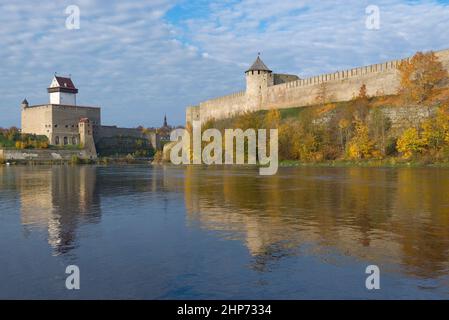 Il castello di Herman e la fortezza di Ivangorod sul fiume Narva in autunno d'oro. Confine tra Russia ed Estonia Foto Stock