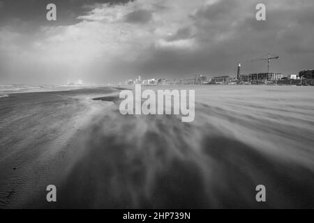 Tempesta di sabbia sulla spiaggia di Scheveningen, vicino a Den Haag (l'AIA) nei Paesi Bassi Foto Stock