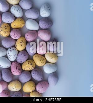 Mini uova di Pasqua colorate macchiate su una superficie liscia macinata dall'alto, piatto Foto Stock