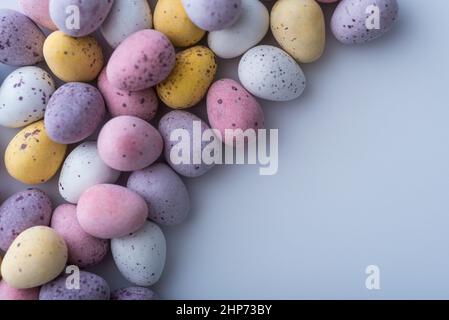 Mini uova di Pasqua colorate macchiate su una superficie liscia macinata dall'alto, piatto Foto Stock