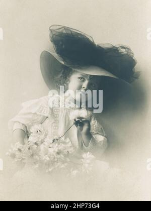 Ritratto di bella bambina in un grande cappello alla moda. Circe 1910. Cartolina d'epoca in bianco e nero, grande immagine per temi d'arte e storia retrò Foto Stock