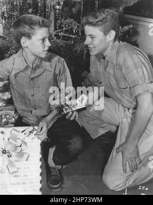 Foto pubblicitaria degli attori americani del bambino, (da L a R) Ricky Nelson e David Nelson che promuovono i loro ruoli sulla serie televisiva ABC le avventure di Ozzie e Harriet, circa 1952 Foto Stock