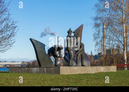 VARKAUS,FINLANDIA - 26 OTTOBRE 2019: Monumento ai costruttori navali sullo sfondo della fabbrica in un giorno di ottobre soleggiato Foto Stock