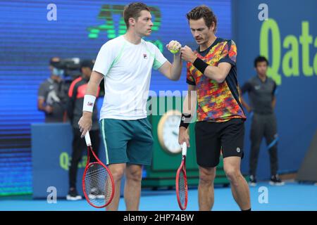 Wesley Koolhof dei Paesi Bassi e Neal Skupski della Gran Bretagna in azione durante la loro partita finale con Rohan Bopanna dell'India e Denis Shapovalov del Canada nel Qatar ExxonMobil Open al Khalifa International Tennis and Squash Complex il 18 febbraio 2022 a Doha, Qatar. Foto Stock