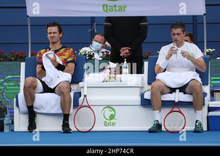 Wesley Koolhof dei Paesi Bassi e Neal Skupski della Gran Bretagna durante la loro partita finale con Rohan Bopanna dell'India e Denis Shapovalov del Canada nel Qatar ExxonMobil Open al Khalifa International Tennis and Squash Complex il 18 febbraio 2022 a Doha, Qatar. Foto Stock