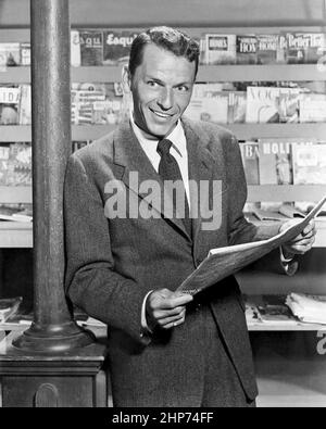 Foto pubblicitaria di Frank Sinatra nel 1954 con un giornale Foto Stock