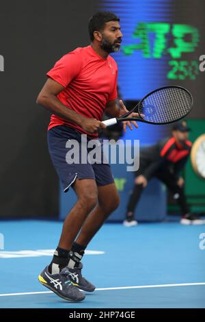 Rohan Bopanna dell'India in azione durante la partita finale di Doubles nel Qatar ExxonMobil Open al Khalifa International Tennis and Squash Complex il 18 febbraio 2022 a Doha, Qatar. Foto Stock