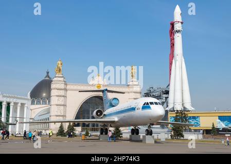 MOSCA, RUSSIA - 14 APRILE 2020: Velivolo Yak-42 e razzo spaziale Vostok sul territorio del Centro Espositivo All-Russian (VDNH) il giorno di aprile Sunny d Foto Stock