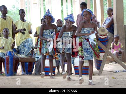 Ballerini e musicisti tradizionali ganiani si esibiscono. Ghana Africa occidentale Foto Stock
