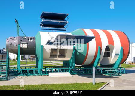 KALUGA, RUSSIA - 07 LUGLIO 2021: Modello della stazione spaziale 'Salyut' nell'esposizione all'aperto del Museo di Stato della Cosmonautica Foto Stock