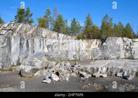 Frammento di una vecchia cava di marmo nel parco di montagna Ruskeala in un giorno di ottobre soleggiato. Karelia, Russia Foto Stock