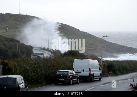 I Mumbles .18th Feb. 2022 le onde coprono la strada in spray a Limeslade, Mumbles, Swansea, Galles, Regno Unito. Foto Stock