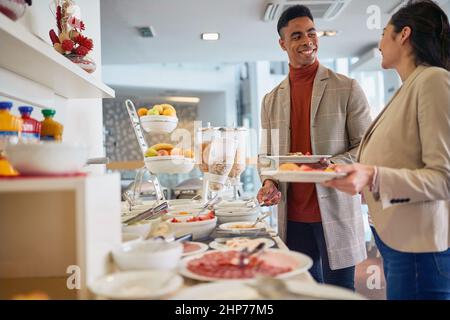 colleghi che pranzano presso la caffetteria dell'ufficio Foto Stock