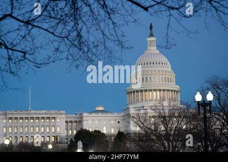 Washington, Stati Uniti. 18th Feb 2022. Foto scattata il 18 febbraio 2022 mostra l'edificio del Campidoglio a Washington, DC, Stati Uniti, 18 febbraio 2022. Credit: Liu Jie/Xinhua/Alamy Live News Foto Stock