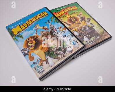 Norwich, Norfolk, Regno Unito – Febbraio 2022. La scatola DVD doppia DreamWorks Madagascar è isolata su un semplice sfondo bianco Foto Stock