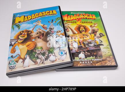 Norwich, Norfolk, Regno Unito – Febbraio 2022. La scatola DVD doppia DreamWorks Madagascar è isolata su un semplice sfondo bianco Foto Stock